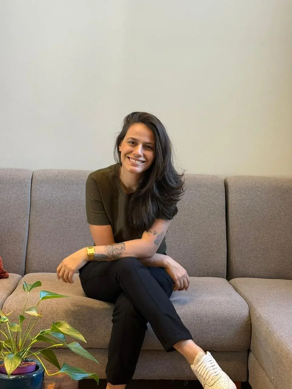 Dra. Mariana Neves sentada, sorrindo